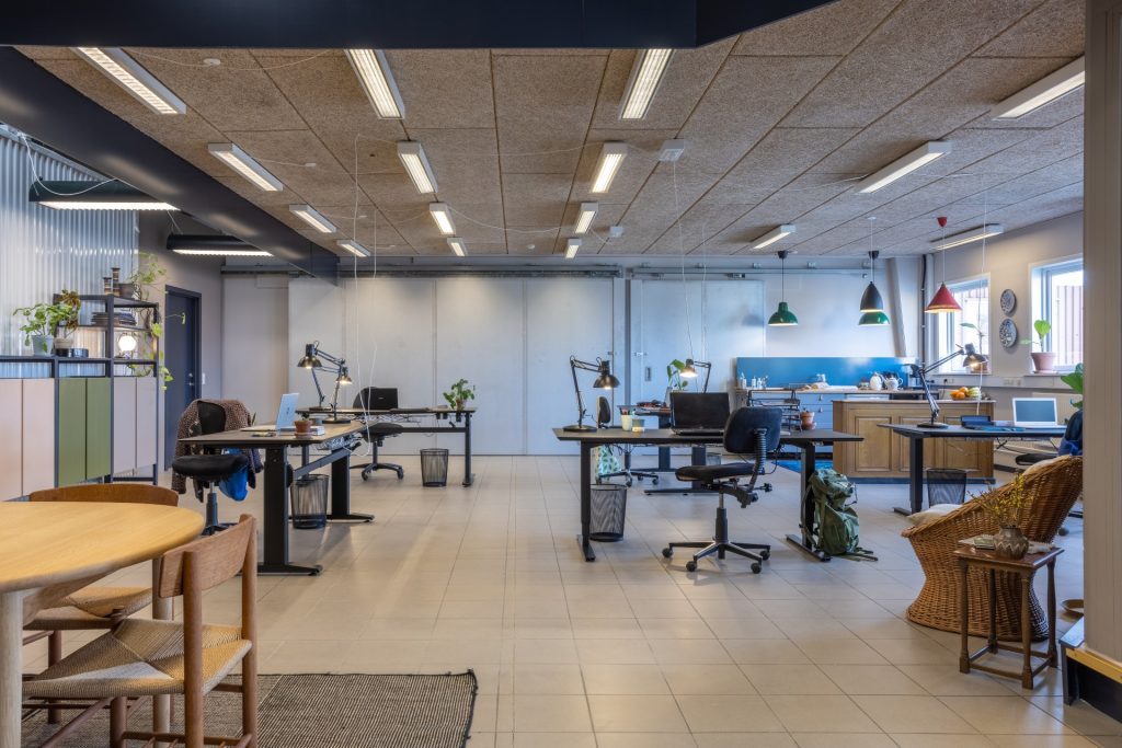 CoWork Langeland har stemningsfuld indretning med funktionelle arbejdspladser